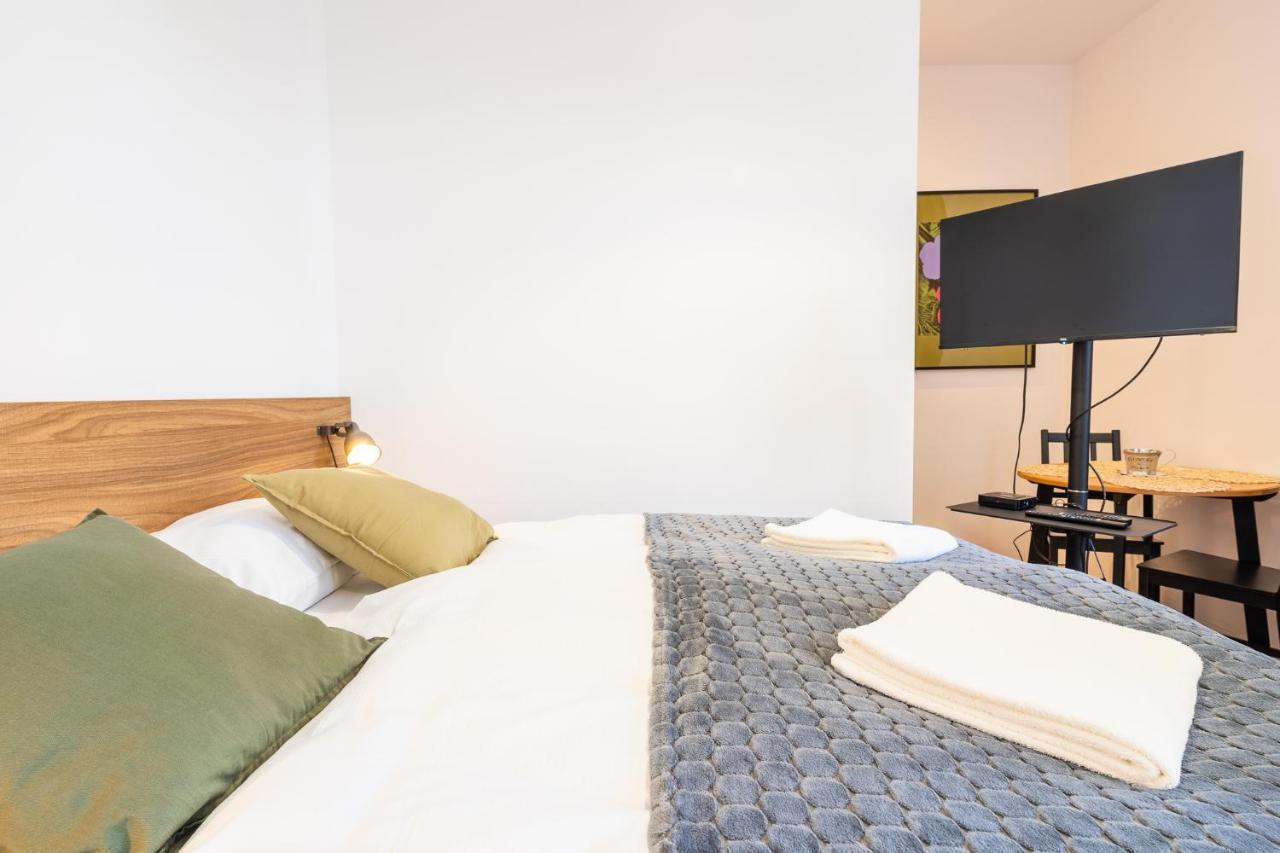 Elegant Very Berry Studios In Poznan Center By Noclegi Renters Buitenkant foto
